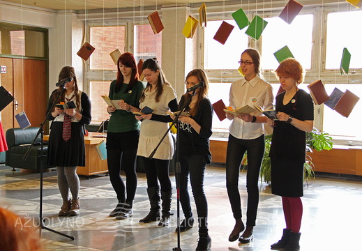 Maironio eiles skaitė bibliotekos Savanorių klubo merginos