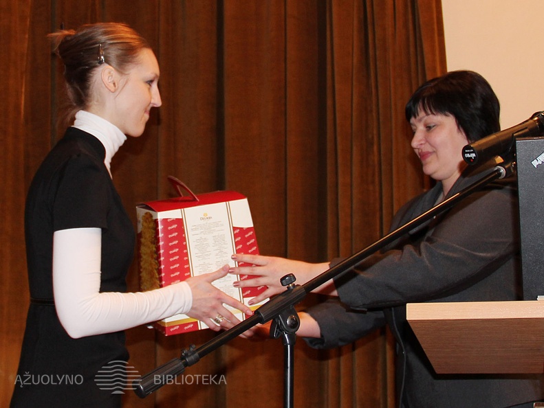 Bibliotekos direktorė Asta Naudžiūnienė ir viešųjų ryšių specialistė Edita Urbonavičienė