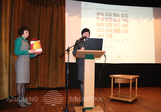 Bibliotekos direktorė Asta Naudžiūnienė ir Elektroninės informacijos ir mokymo centro vyr. metodininkė Daiva Kibildienė