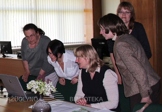 Paskaitos metu susirinkusiems pateikta daug vaizdinės medžiagos, kaip tvarkyti gėlynus.