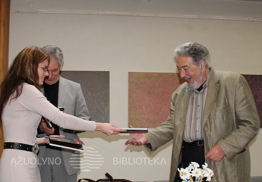 Bibliotekos svečiams įteiktos atminimo dovanėlės