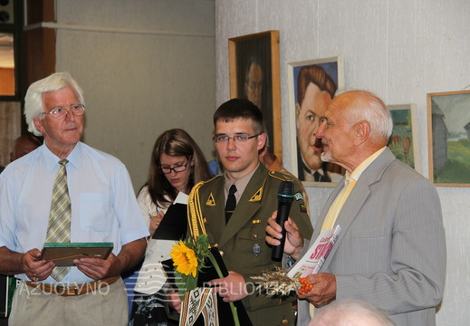 Sporto muziejaus direktorius P. Majauskas, Lietuvos fizinio lavinimosi sąjungos prezidentas D. Jokubauskis 