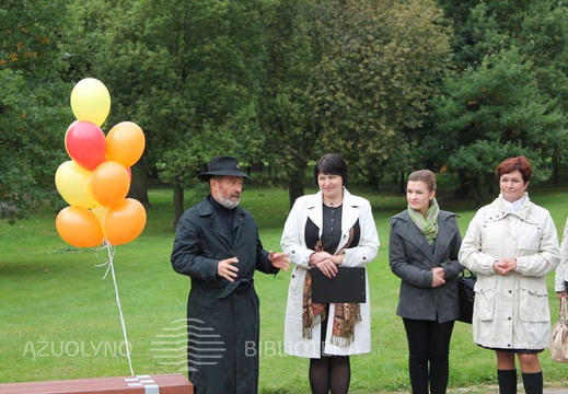 Vilniaus dailės akademijos Kauno fakulteto prof. J. Venckūnas, Kauno apskrities viešosios bibliotekos direktorė A. Naudžiūnienė,