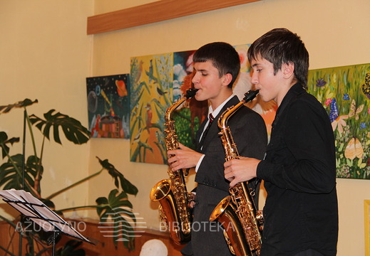 Saksofonais grojo Meno mokyklos auklėtiniai