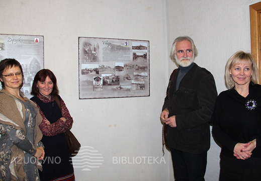 Vilkijos A. ir J. Juškų muziejaus direktorius A. Sniečkus ir etnografė V. Sniečkuvienė, vilkijietės G. Markevičienė, R. Jocienė