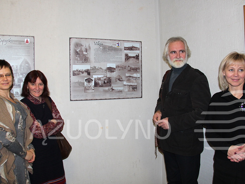 Vilkijos A. ir J. Juškų muziejaus direktorius A. Sniečkus ir etnografė V. Sniečkuvienė, vilkijietės G. Markevičienė, R. Jocienė