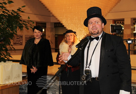 Renginį vedė tarpukario žurnalistas Anupras Dalba (aktorius A. Žiurauskas)