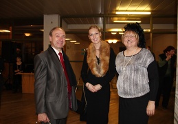 Birštono vicemeras J. Aleksandravičius, KAVB viešųjų ryšių specialistė E. Urbonavičienė ir Birštono viešosios bibliotekos direkt