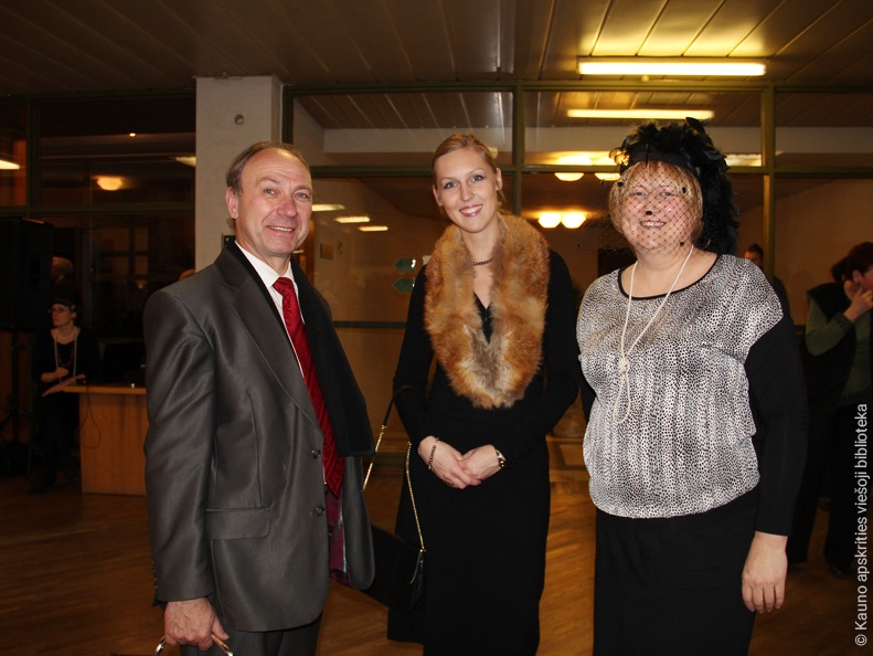 Birštono vicemeras J. Aleksandravičius, KAVB viešųjų ryšių specialistė E. Urbonavičienė ir Birštono viešosios bibliotekos direkt