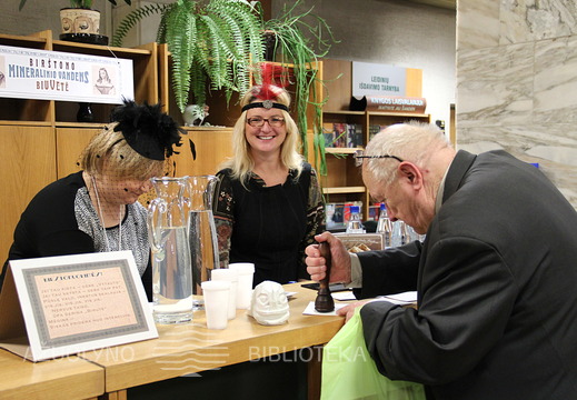 Birštono mineraliniu vandeniu renginio dalyvius vaišino Birštono viešosios bibliotekos direktorė A. Jaskūnienė