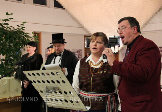 Plokščių himną atliko Muzikinio teatro solistas J. Janušaitis ir Plokščių kultūros namų renginių organizatorė I. Krištolaitienė