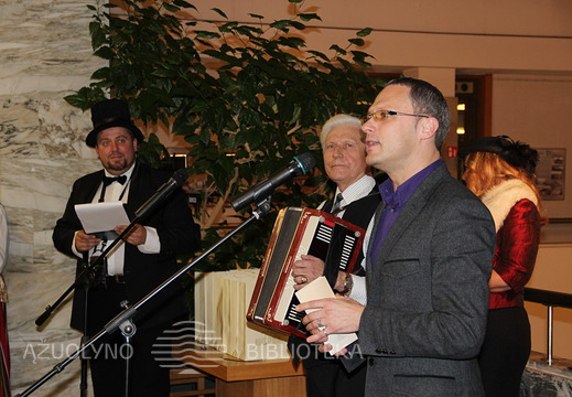 Gelgaudiškio bendruomenės atstovai E. Pilypaitis ir armonikierius Pijus