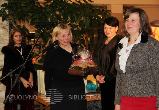 Vilkijos bendruomenės atstovės padovanojo gardžios AB „Vilkijos duona “ duonos