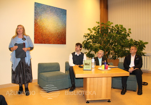 R. Tamoliūnienė, VDU studentas S. Jezavita, J. J. Mašioto giminaitė D. Andriušytė ir VDU profesorius Jonas Vaičenonis