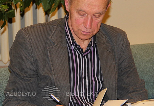 Liudas Gustainis dalija autografus