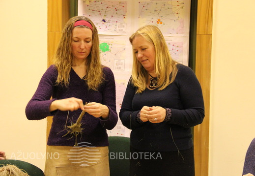 Tautodailininkė Gintvilė Giedraitienė ir KAVB Kultūros renginių ir leidybos grupės vadovė Rimantė Tamoliūnienė