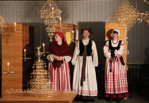 Parodos atidaryme sutartines atliko grupė "Sasutalos" (vad. A.Morkūnas)