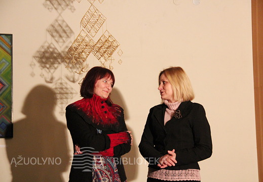 Parodą pristatė Vilma Gerasimovienė, šalia stovi - sodų rišėja