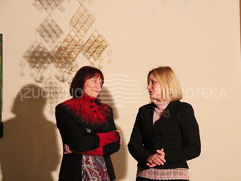 Parodą pristatė Vilma Gerasimovienė, šalia stovi - sodų rišėja