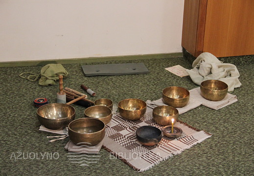 Tibetietiški muzikos instrumentai "sėdintys varpai"