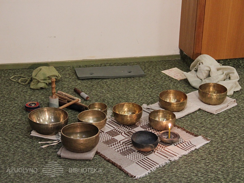 Tibetietiški muzikos instrumentai &quot;sėdintys varpai&quot;