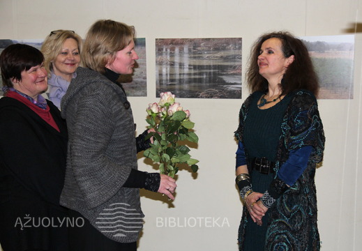 Parodos autorę sveikina Skaitytojų aptarnavimo skyriaus vedėja V. Trakimienė