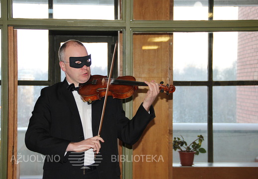 Renginį pradėjo smuikininko Ugniaus Savicko grojimas