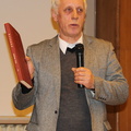 Leidyklos „Homo liber“ direktorius Vilius Gužauskis demonstruoja savilaidinius O. Milašiaus raštų tomus