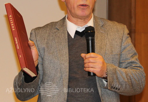 Leidyklos „Homo liber“ direktorius Vilius Gužauskis demonstruoja savilaidinius O. Milašiaus raštų tomus