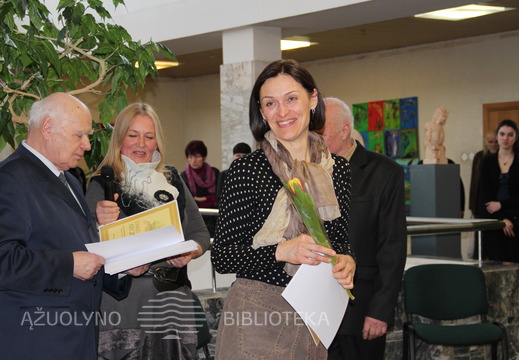 Parodos laureato diplomą atsiima dailininkė Jūratė Kluonė