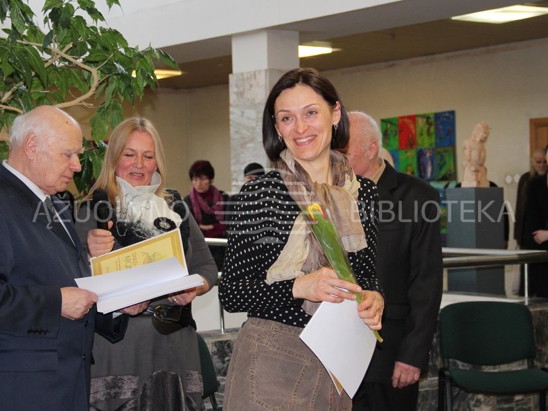 Parodos laureato diplomą atsiima dailininkė Jūratė Kluonė