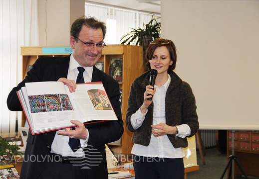 Luc Aubry išsamiai ir literatūriškai pristatė keletą kolekcijos knygų