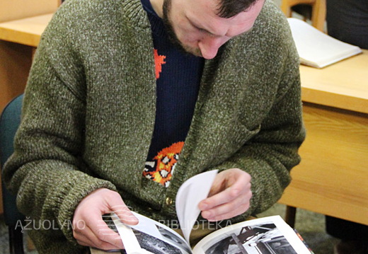 Su malonumu verčiant knygą