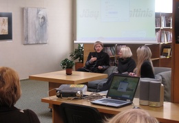 Teatrologė Elvyra Markevičiūtė  kalbino scenografę Kotryną Daujotaitę bei jos mamą  Inesą Paliulytę
