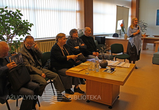 Rašytojai Donaldas Kajokas, Jurgis Gimberis, Dovilė  Zelčiūtė, Edmundas Janušaitis, Vidmantas Kiaušas-Elmiškis ir renginio vedėj