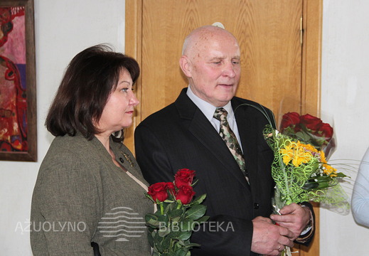 Dailininką sveikina Lietuvos dailininkų sąjungos Kauno skyriaus referentė Dalia Draugelienė