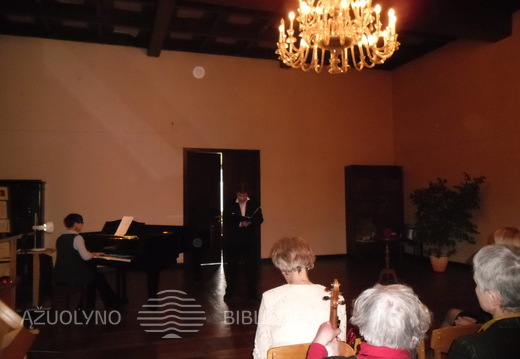 3. Dainuoja VDU MA Sodaitytės klasės studentas J. Kemežys.