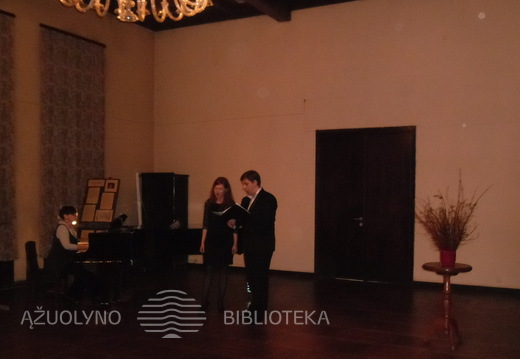 6. Dainuoja VDU MA Sodaitytės klasės studentai S. Lebrikaitė ir J. Kemežys. 