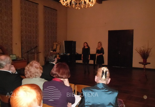 5. Dainuoja VDU MA Sodaitytės klasės studentės S. Lebrikaitė ir G. Jocaitė