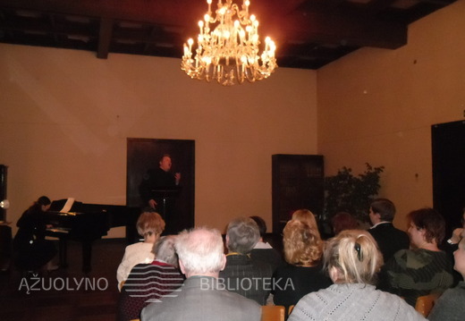 7. Dainuoja VDU MA lektorius Giedrius Prunskus.