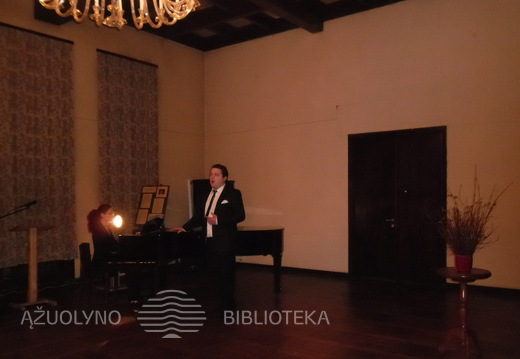 14. J. Indros dainą " Saulė leidžias" atlieka J. Indros brolio Stasio anūkas VDU MA IV k. studentas Povilas Padleckis.