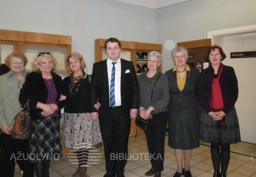 16. J. Indros giminaičiai ir Lietuvos kompozitorių sąjungos Kauno sk. pirmininkė K. Vaitkūnienė prie parodos.