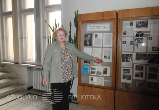 15. Genovaitė Virginija Indrienė prie J. Indrai parengtos parodos.