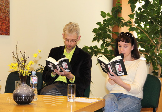 Justinas Žilinskas ir Ugnė Barauskaitė skaito knygos ištraukas