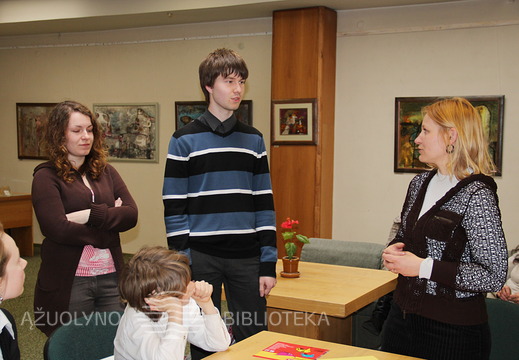 Dirbtuvės prasidėjo trumpu pasakojimu apie origamio meną ir dirbtuvių mokytojo prisistatymu