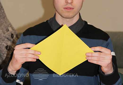 Origamis lankstomas iš kvadratinio popieriaus lapo, nenaudojant žirklių ir klijų