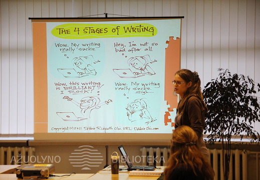 Dirbtuves vedusi Monika Mikėnaitė pristatė įvairias kūrybinio rašymo technikas