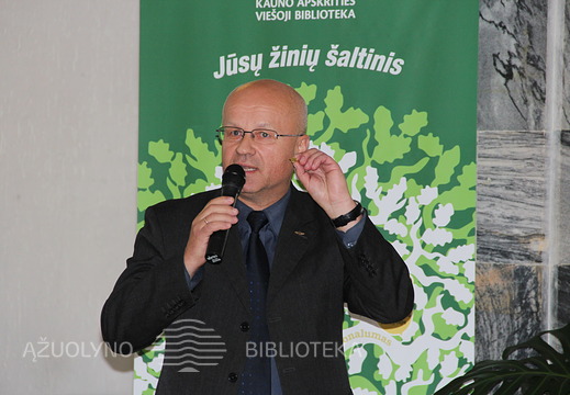 Karinių oro pajėgų viešųjų ryšių vyr. specialistas, kapitonas Gintautas Deksnys padovanojo R. Tamoliūnienei proginį ženklelį