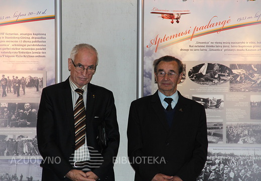 Prof. Stanislovas Sajauskas ir nuotraukų kolekcijos savininkas Andrius Dručkus