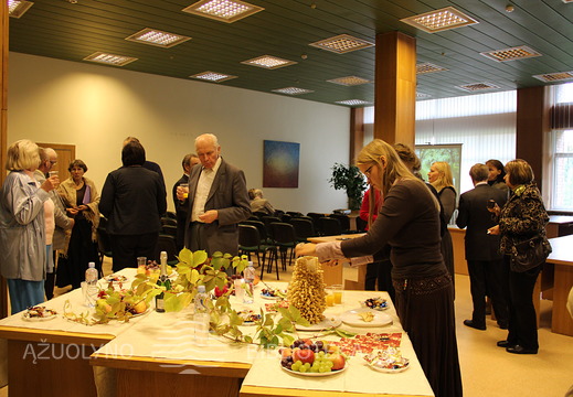 Po parodos pristatymo svečiai buvo pakviesti pasivaišinti